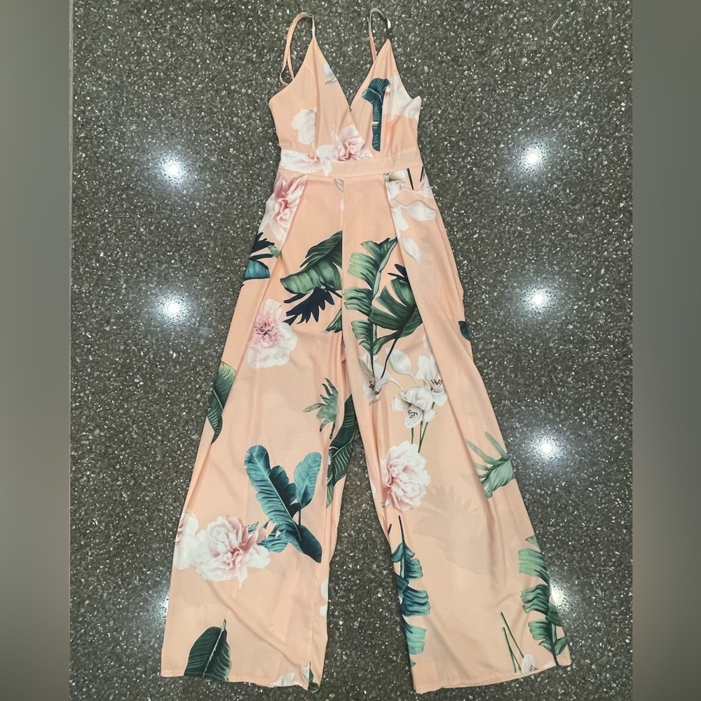 Bright & happy sleeveless jumpsuit.